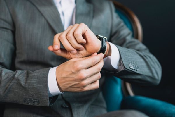 homme avec montre de luxe
