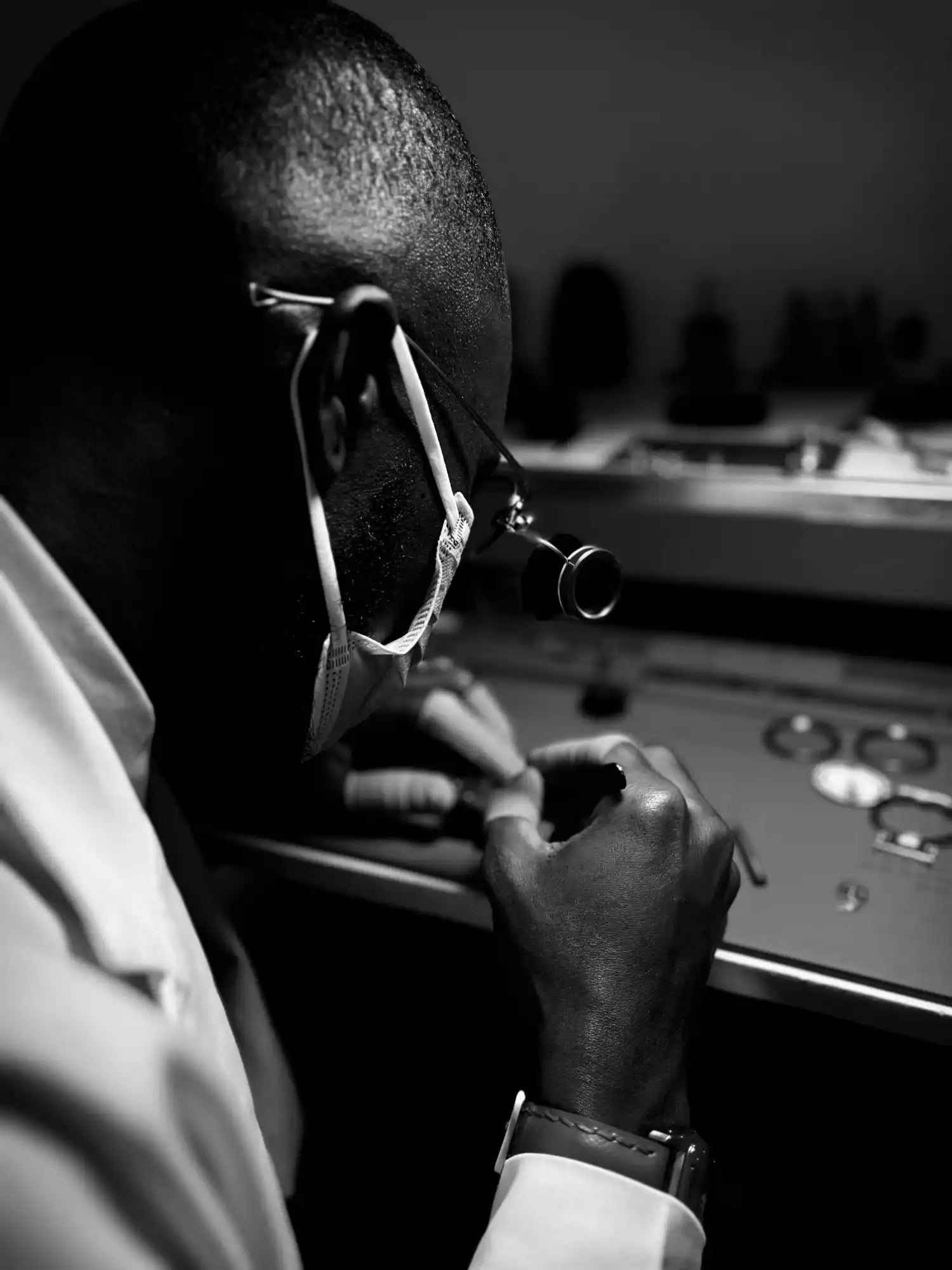 Horloger avec des lunettes loupe.